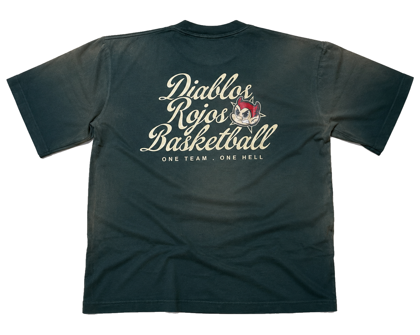 Sunfade Tee, vista de espalda con gráfico Diablos Rojos Basketball. Fondo blanco.