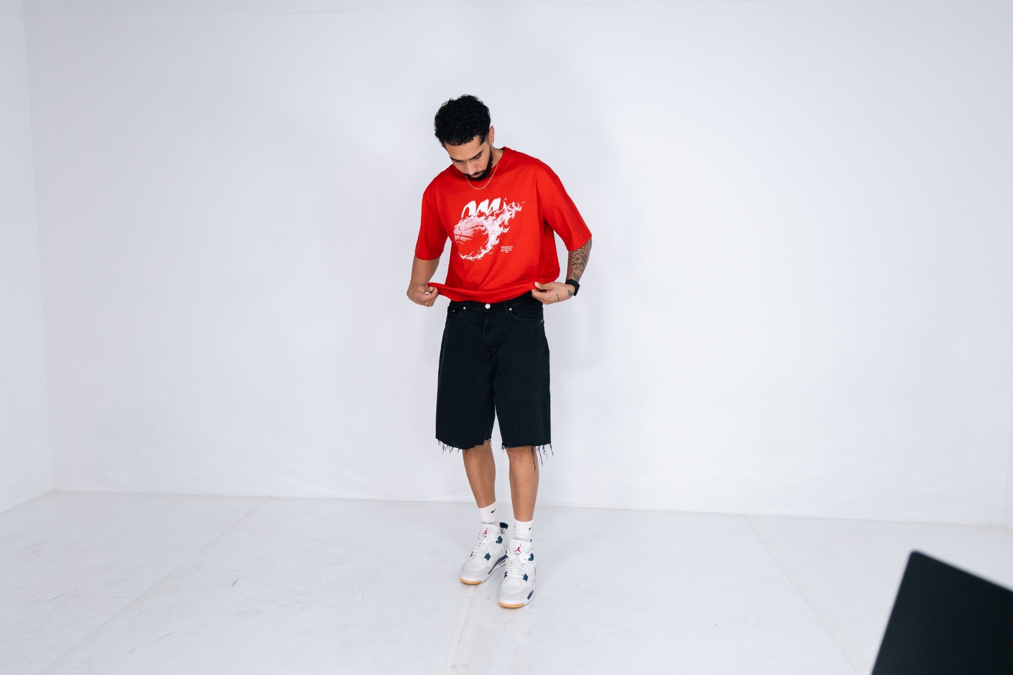 Fireball Tee roja de corte oversize, vista de cuerpo completo con modelo.