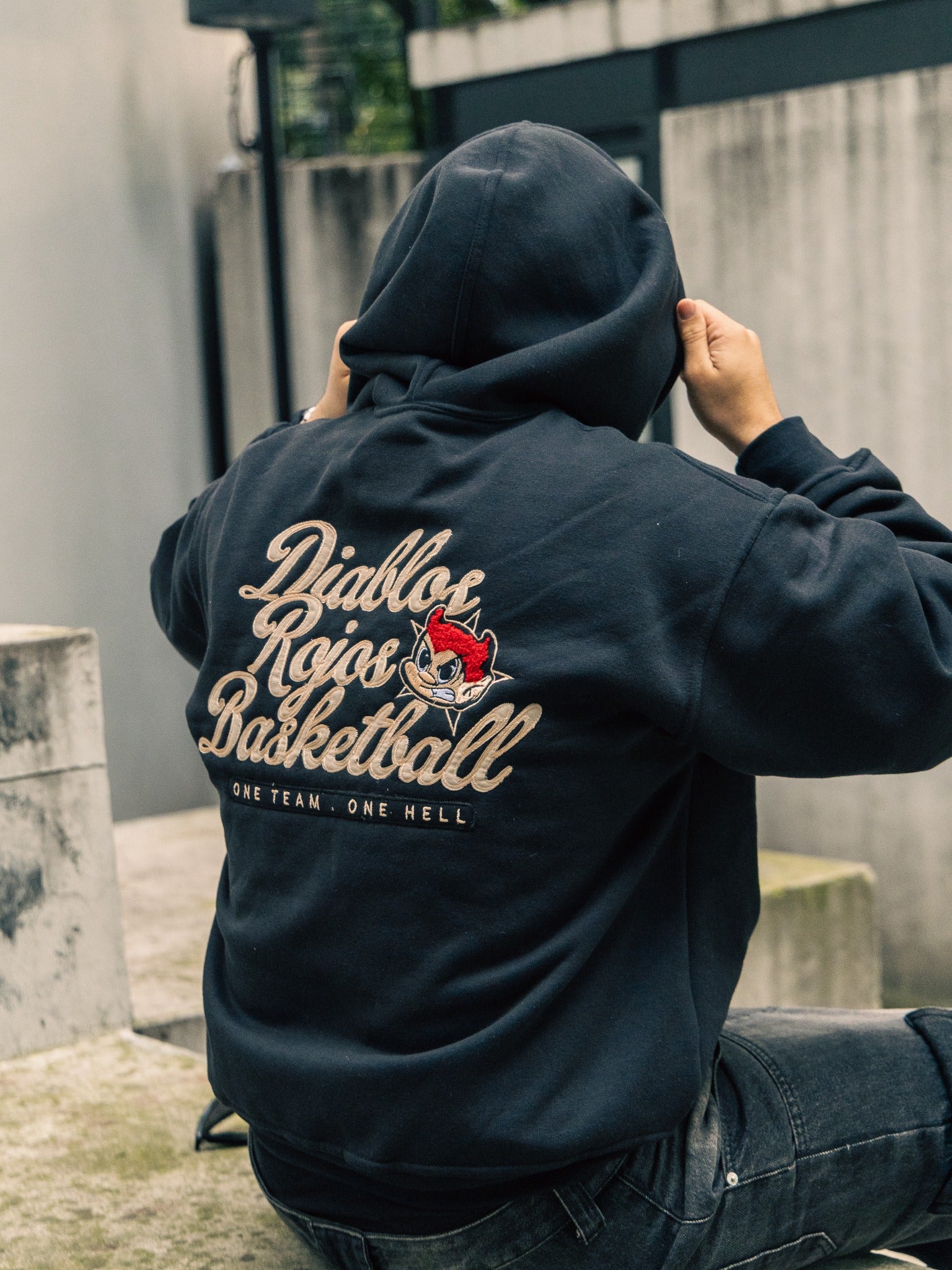 Ramoncito Hoodie con modelo, vista frontal en exterior.