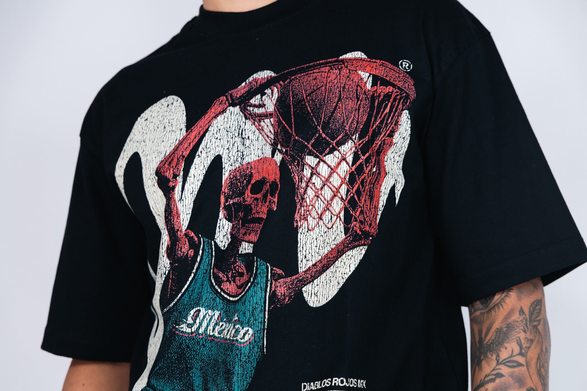 Detalle de la impresión DTG de Skeleton Tee.
