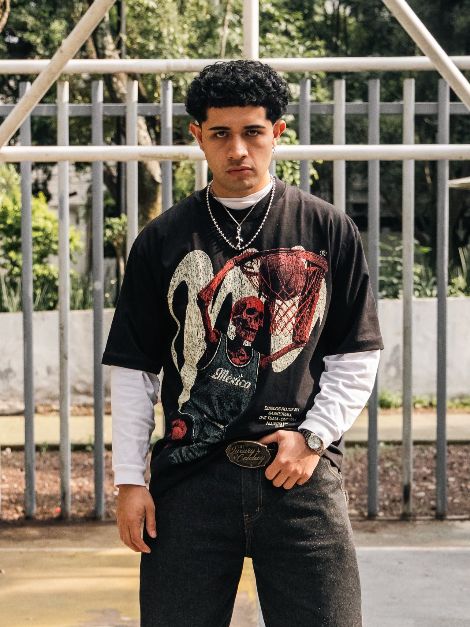 Skeleton Tee con modelo en cancha exterior.