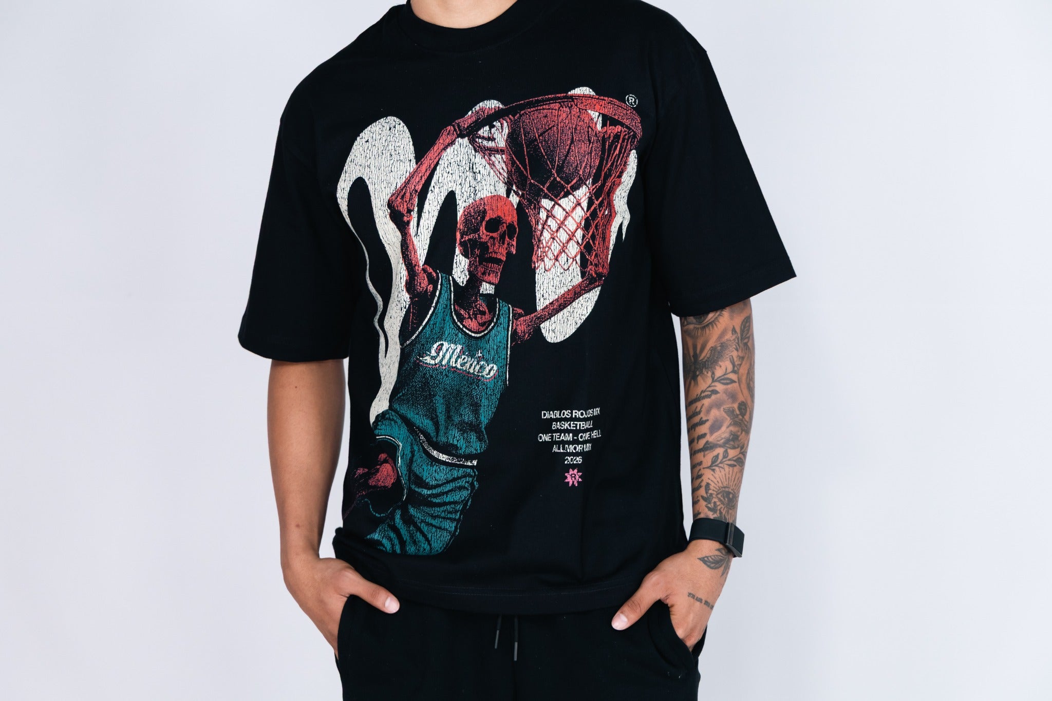 Vista frontal de Skeleton Tee con modelo y gráfico de gran formato.