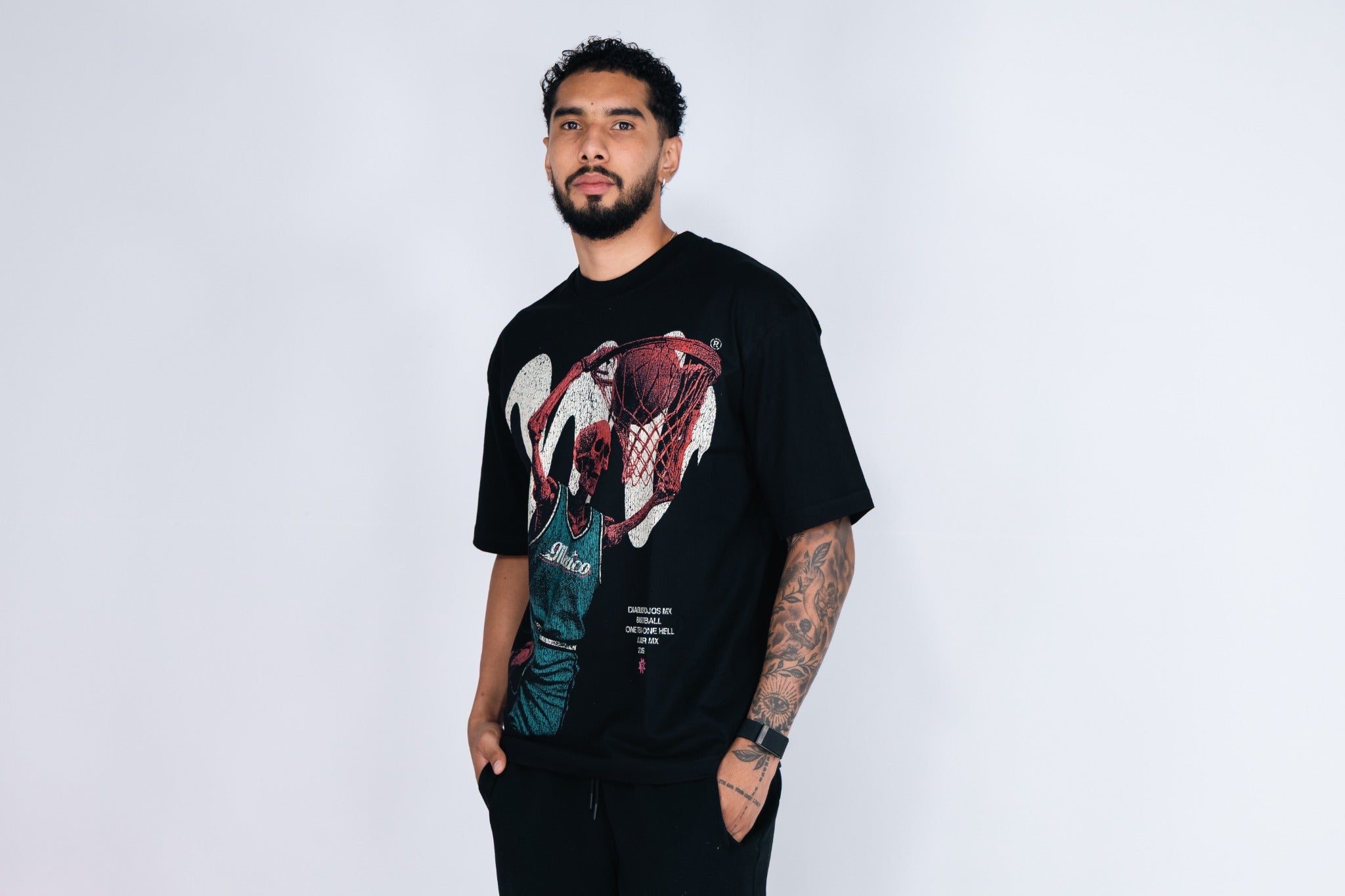 Skeleton Tee negra de corte oversize, vista general con modelo.