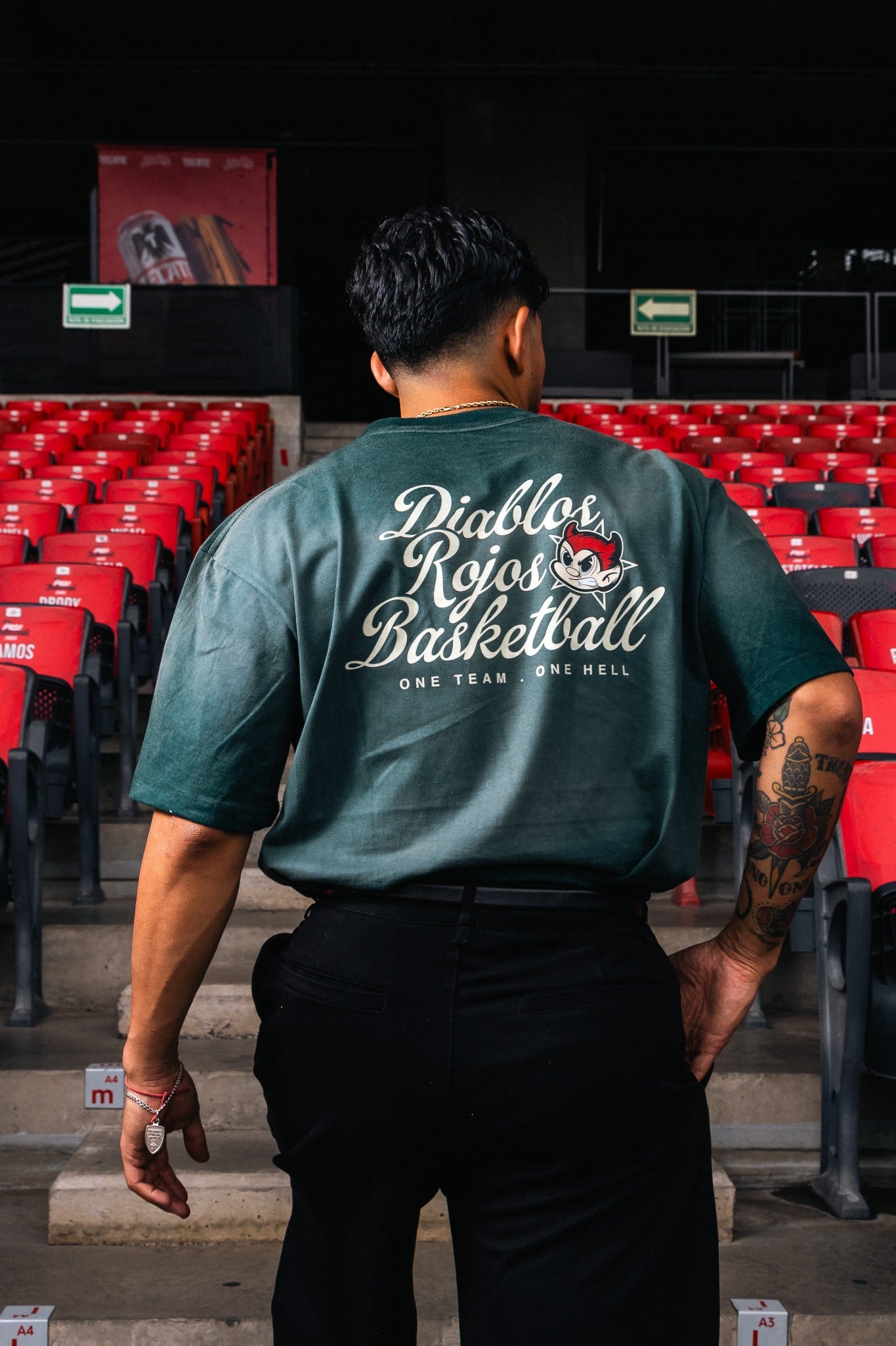 Vista trasera de Sunfade Tee con modelo en las gradas.