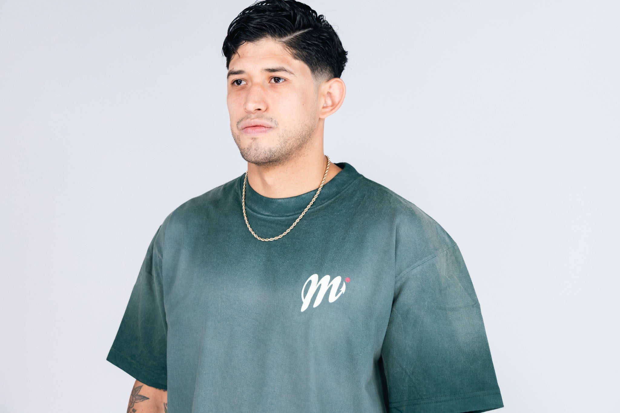 Vista frontal con modelo de Sunfade Tee verde de corte oversize.